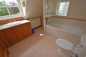 Ensuite - click for photo gallery